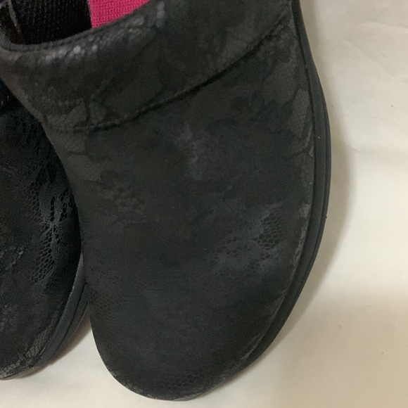 Sanita O2 Black Embossed Lace Pattern Clog - Picture 8 of 8